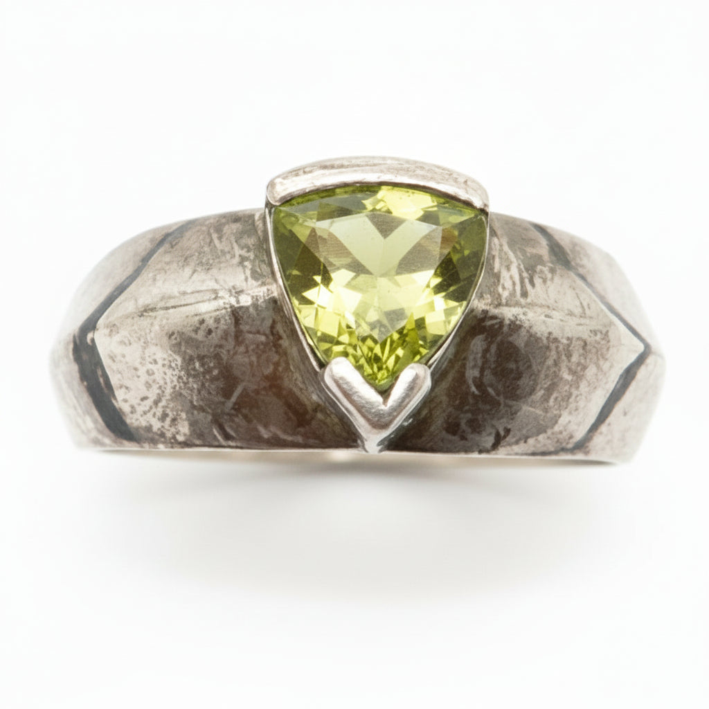 Vintage Sterling Silver Peridot Ring – Trillion Cut Green Stone Size 7