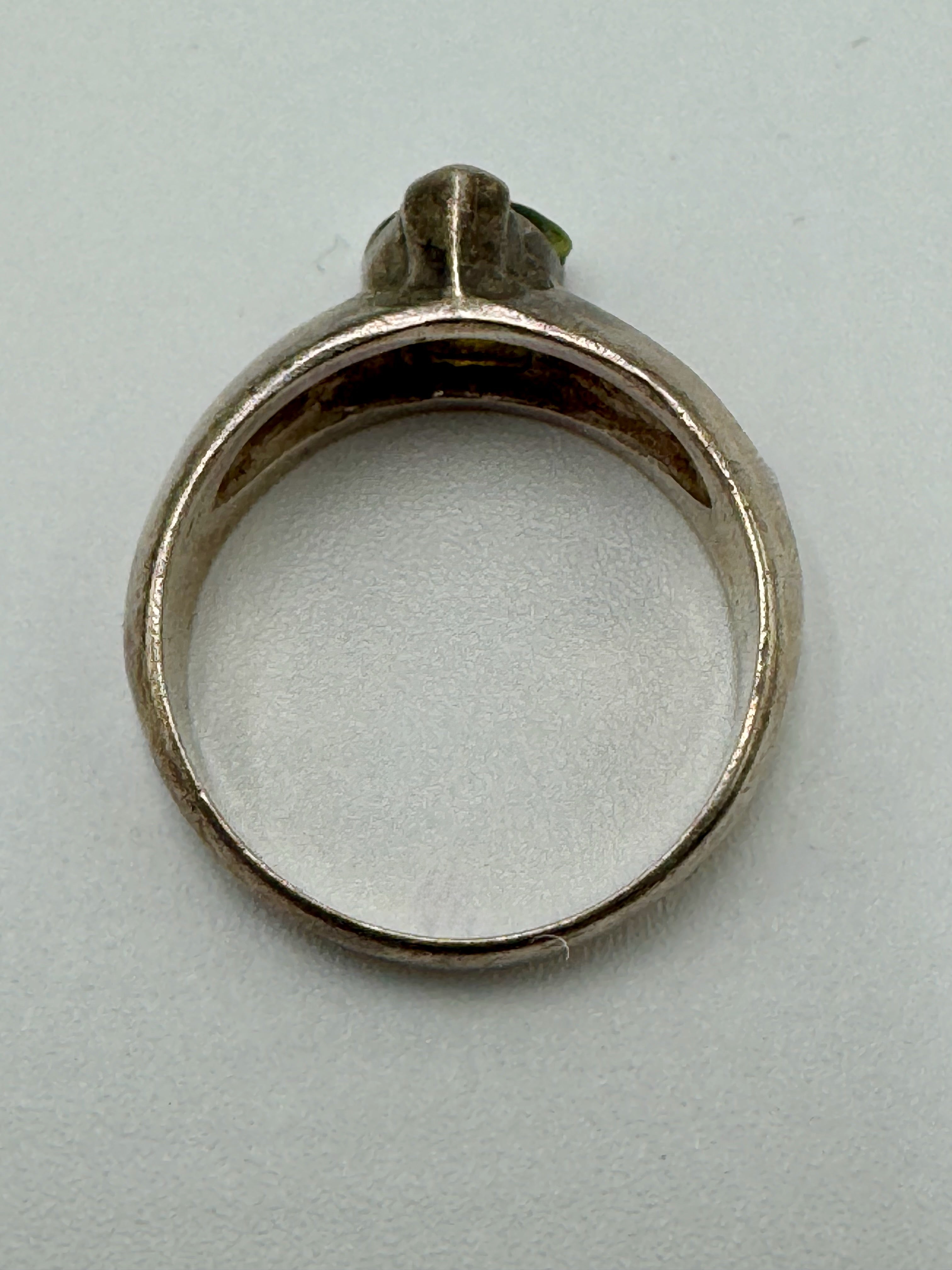 Vintage Sterling Silver Peridot Ring – Trillion Cut Green Stone Size 7
